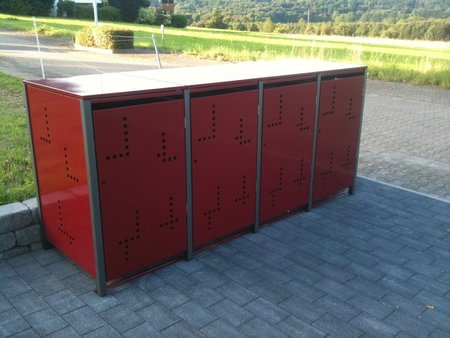 Mülltonnenbox für 4 Tonnen mit Stanzmuster SERIE in RAL 3004 / DB 703 (Bleche/Pfosten)\\n\\n27.04.2023 12:46